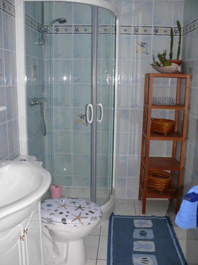 Les Volets Bleus Bed & Breakfast *