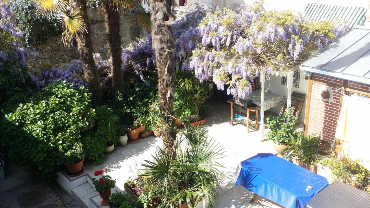 Les Volets Bleus Bed & Breakfast *