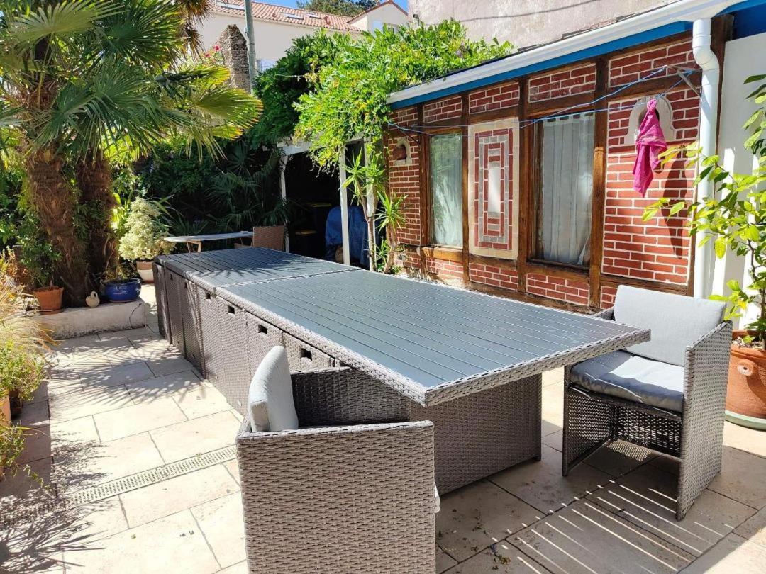 Les Volets Bleus Bed & Breakfast *