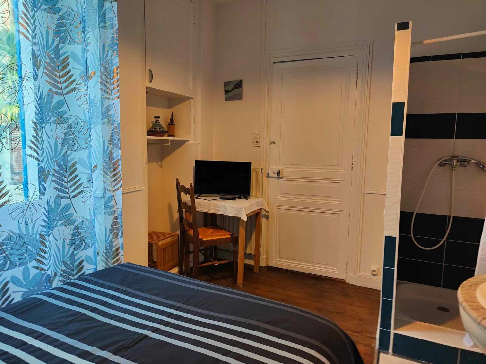 Les Volets Bleus Bed & Breakfast *